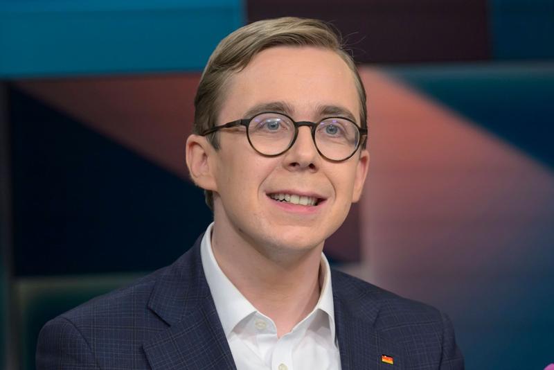 Philipp Amthor im CDU-Werbespot: Darum ist er komplett eingegipst