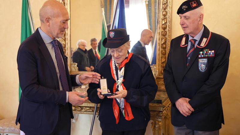 Memoria, lo strappo ricucito: la medaglia d’onore a Vassallo. La commozione della figlia