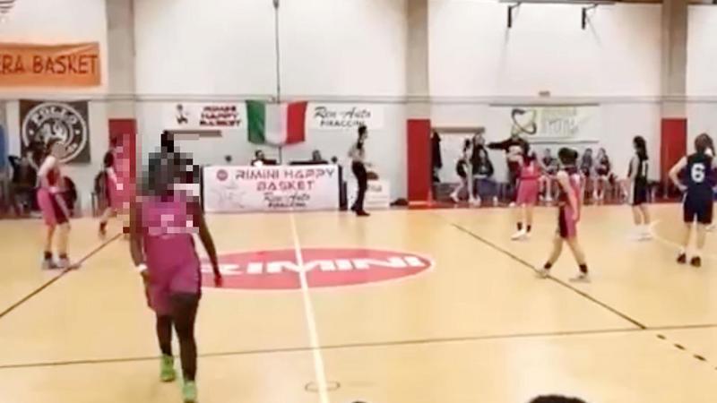 Insulti alla partita di basket, la 17enne torna in campo e vince: Rimini e Cesena contro il razzismo