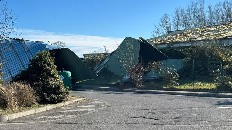 Ozzano, rimossa la copertura della piscina. Impianto ancora inagibile