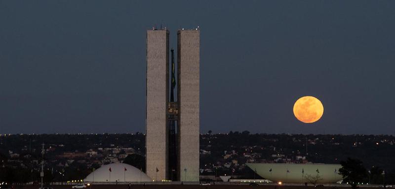 Parlamentarismo? Semipresidencialismo? Vocês não têm mais o que fazer, não?