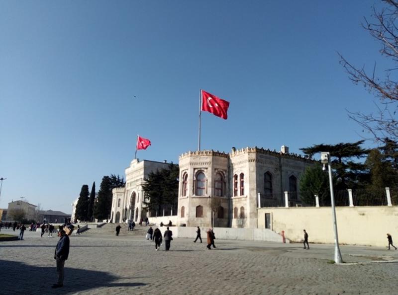 Dersaadet’in Kalbi Beyazıt Meydanı