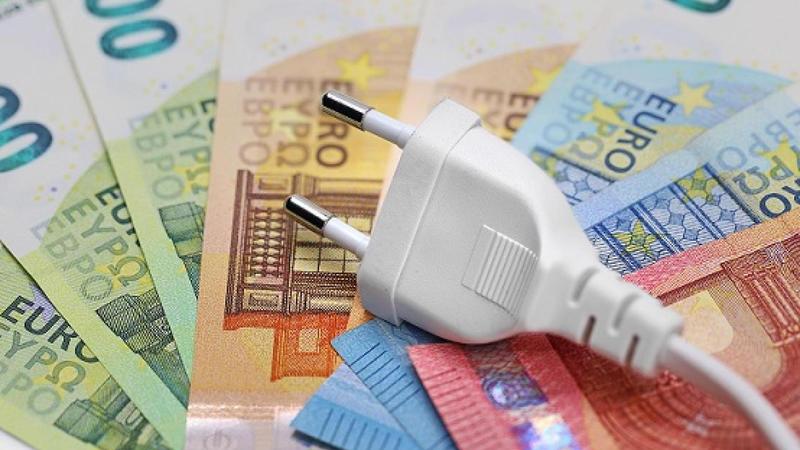 Elettricità più cara col libero mercato. Bolletta su dell’80% per 1,2 milioni