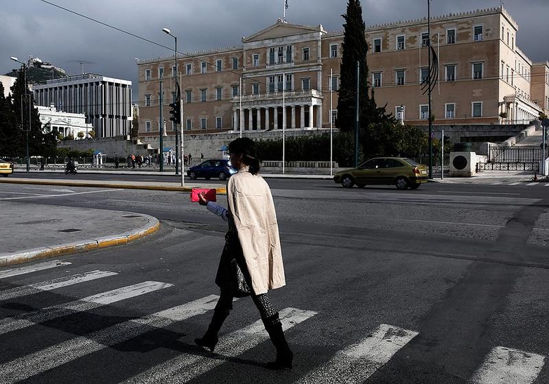 Δεξιοί: Υπεράνω όλων η παράταξις! Αριστεροί: Κοκορίκο!