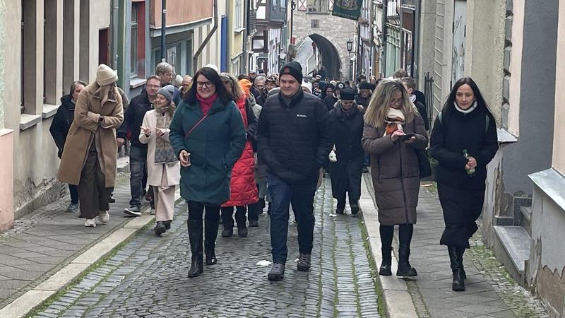 „Politik to go“ in Mühlhausen: Demokratische Stadtwanderung kommt an