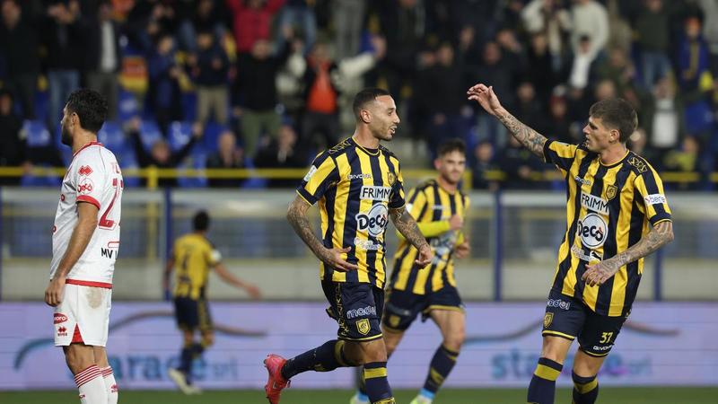 Serie B, la Juve Stabia batteÂ il Bari e lo stacca in chiave playoff: decidonoÂ Piscopo, Adorante e Leone