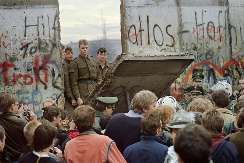 Berlin blues /					 													 						Who really lost when the Wall fell?