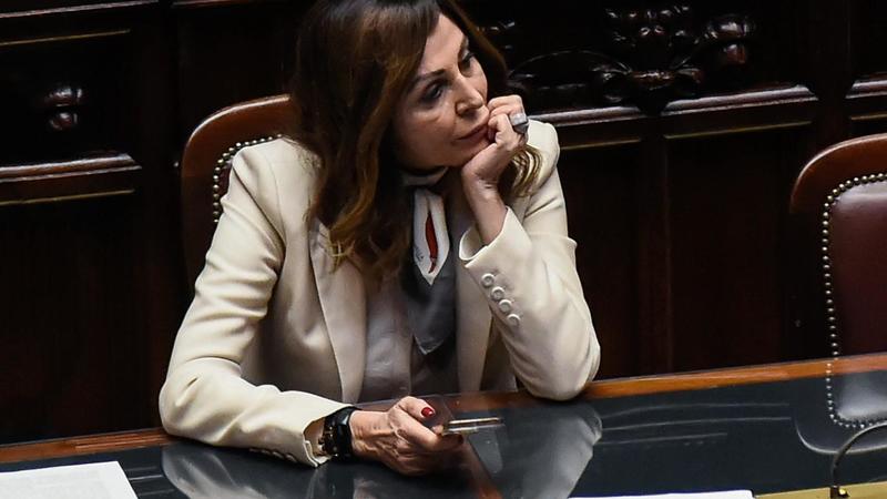 Mozione di sfiducia a Daniela Santanchè, la ministra resta in silenzio. L’opposizione protesta: “Vergogna”