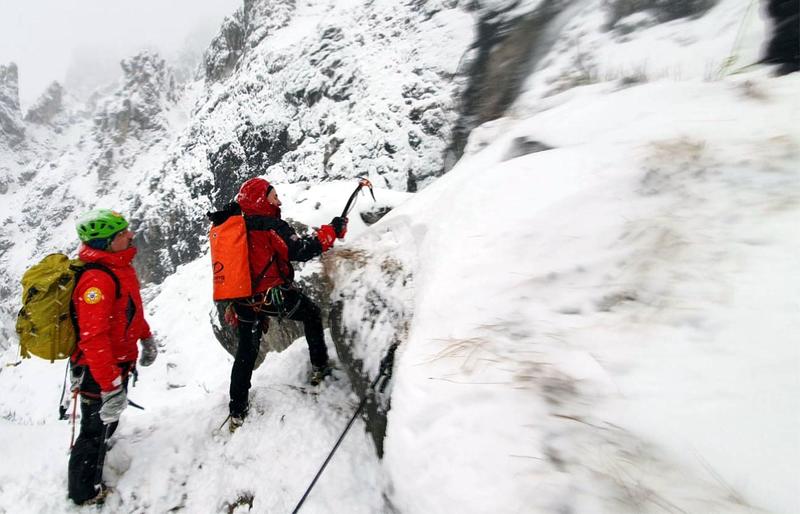 Cristian e Paolo traditi dalla scarsa visibilità: pensavano di camminare sulla roccia, ma sotto c'era il vuoto