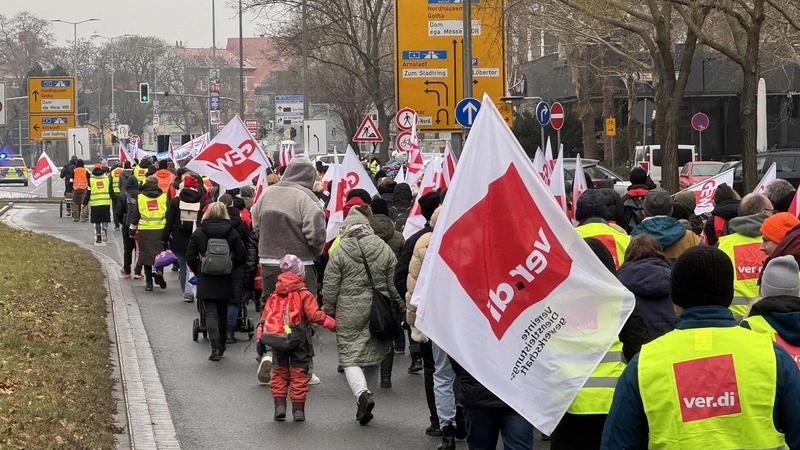 „Wie sollen wir gesund bis zur Rente kommen?“ – Streikende legen Teile Erfurts lahm