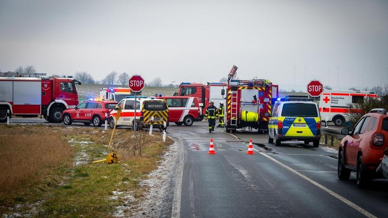 Schwerer Unfall auf Kreuzung im Unstrut-Hainich-Kreis: Straße jetzt voll gesperrt – Mehrere Menschen verletzt (mit Video)