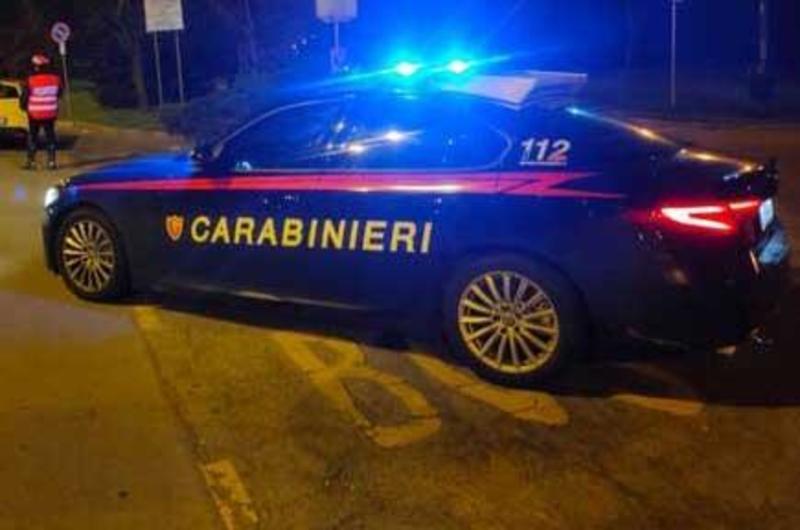 Incubo Fentanyl, drogato dormiva in auto a bordo strada: svegliato dai carabinieri li aggredisce e poi si riaddormenta