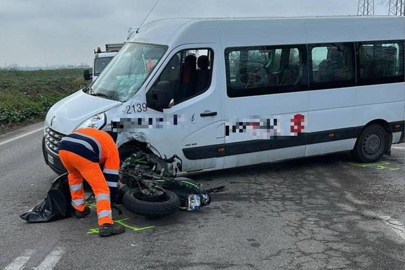 Incidente fra moto e pulmino a Malalbergo, gravissimo 19enne