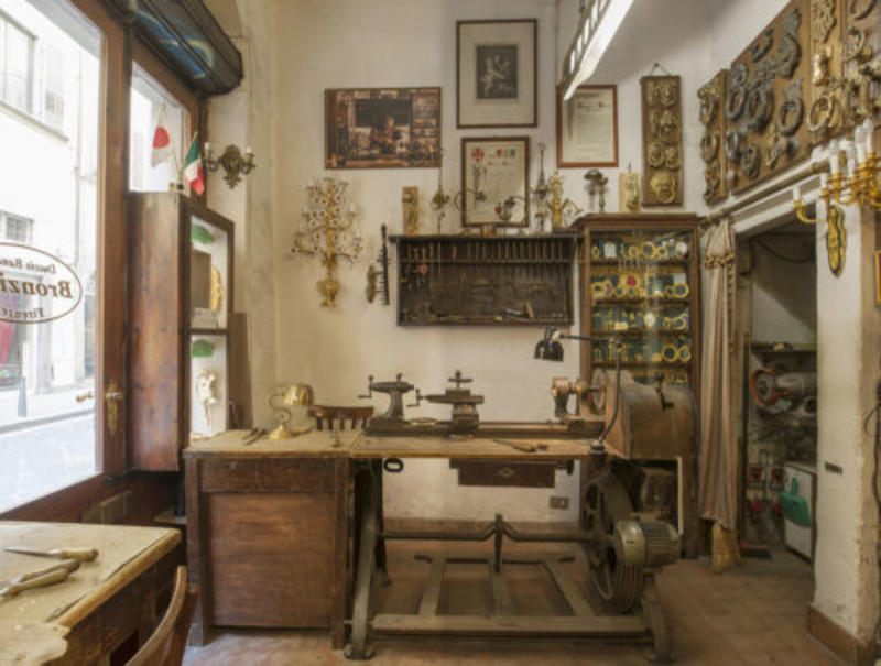 Le Botteghe Fiorentine fotografate da Guido Cozzi. La preziosa e colta mostra a Palazzo Capponi a Firenze.