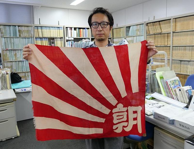 VOX POPULI: Company flag 'reunites' war correspondent with descendants