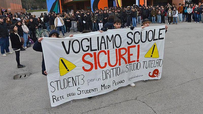 Controsoffitto crolla su un’alunna in una scuola di Rho, sciopero degli studenti: “Basta, l’edificio cade a pezzi”