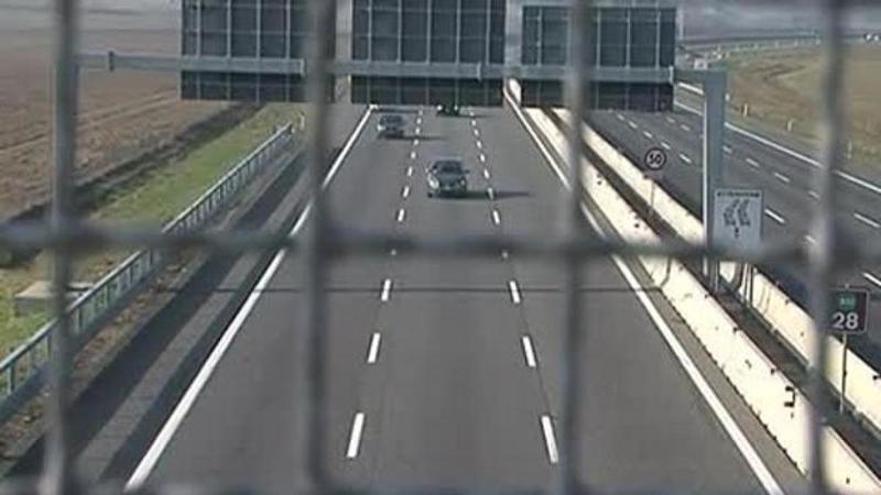 Autostrada del Mediterraneo, lancio di sassi dal cavalcavia provoca incidente: colpita un'auto e ferito un 68enne