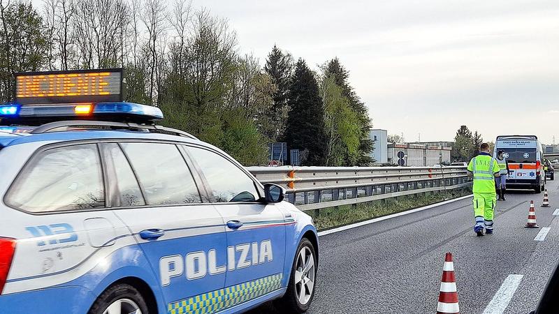 Incidente in superstrada a Macerata, scontro tra auto e camion: traffico in tilt