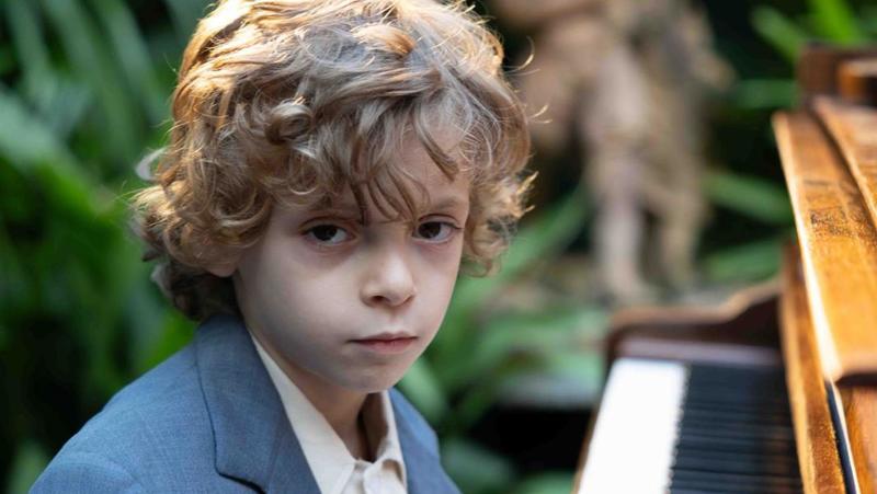 Chi è Alessandro Gervasi, il bambino prodigio del piano che interpreta Peppino Di Capri