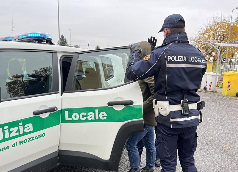 Orrore alla scuola elementare: si scava nella vita del maestro arrestato mentre abusava di una bimba