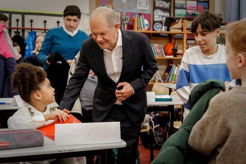 Annäherung im Klassenzimmer: Merz gesteht Scholz plötzlich „sympathische Seiten“ zu