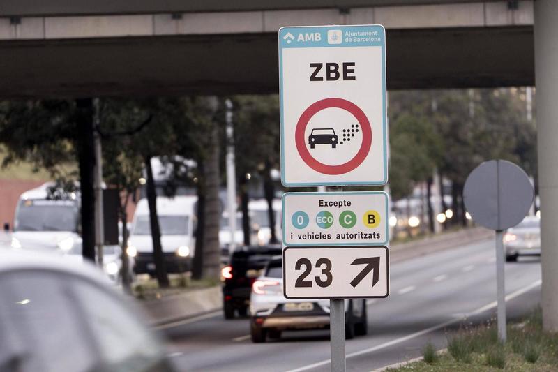 Grandes ciudades catalanas se arriesgan a perder millones para su transporte público si no activan sus ZBE este 2025