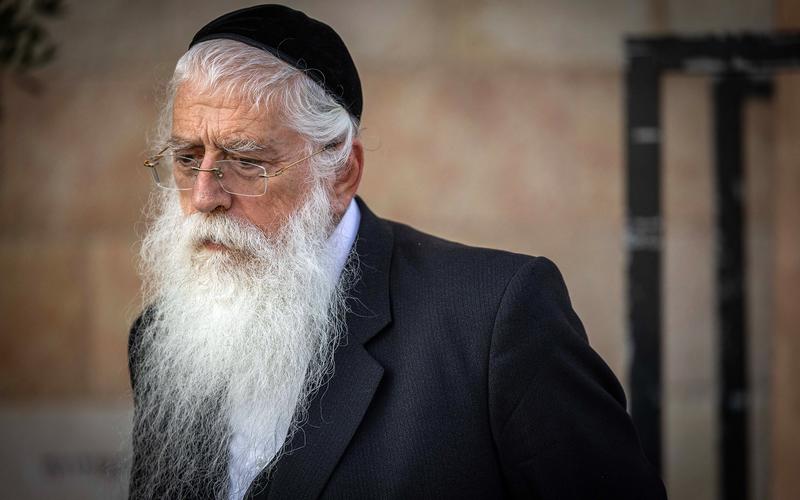 Hotline linked to cabinet minister is advising Haredi callers to ignore draft orders