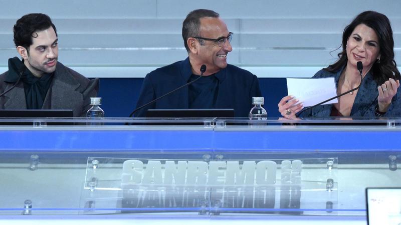 Sorpresa al Festival: stasera arriva Roberto Benigni. Polemica sulla collana di Tony Effe. Attesa per la scaletta /