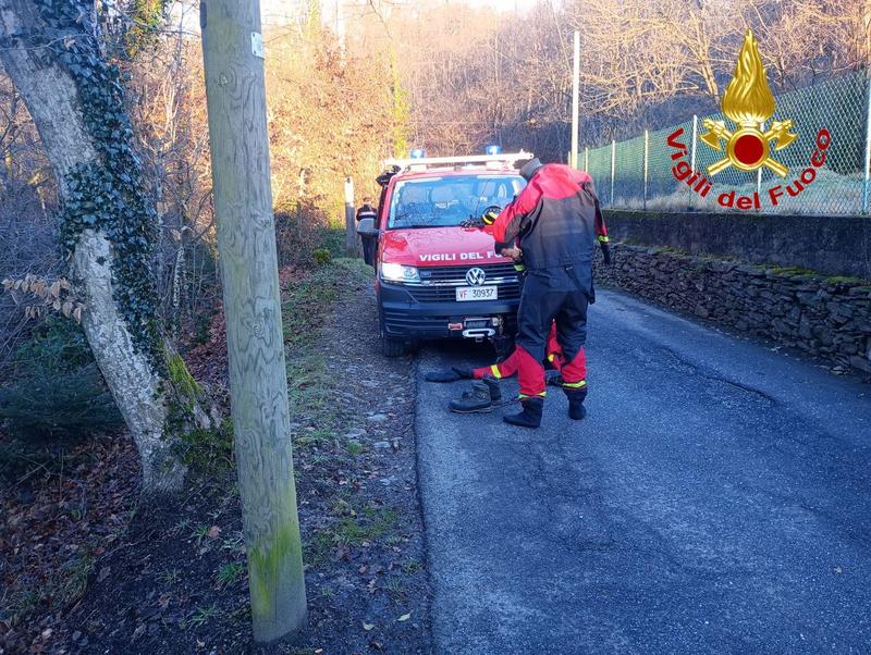 Montenegrino Valtravaglia, vola giù dal ponte e finisce nel torrente: morto motociclista