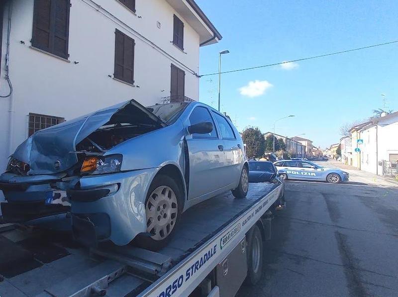 Incidente fra auto a Reggiolo, grave una donna