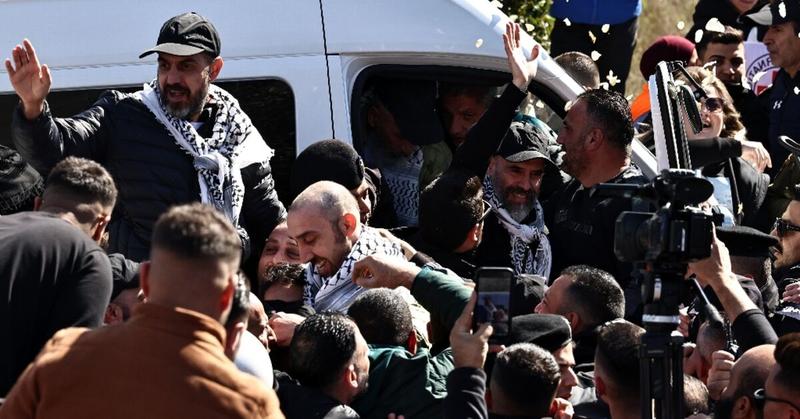 Bus carrying freed Palestinian prisoners arrives in Ramallah