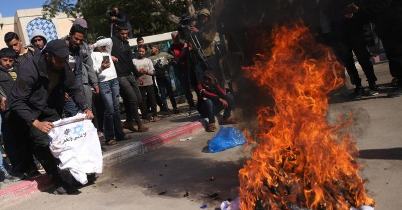 Freed Palestinian inmates set prison garb ablaze on return to Gaza