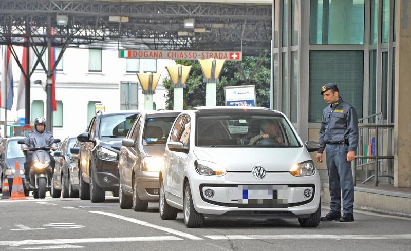 Frontalieri pronti a dar battaglia: tassa sulla sanità ingiusta, va abolita