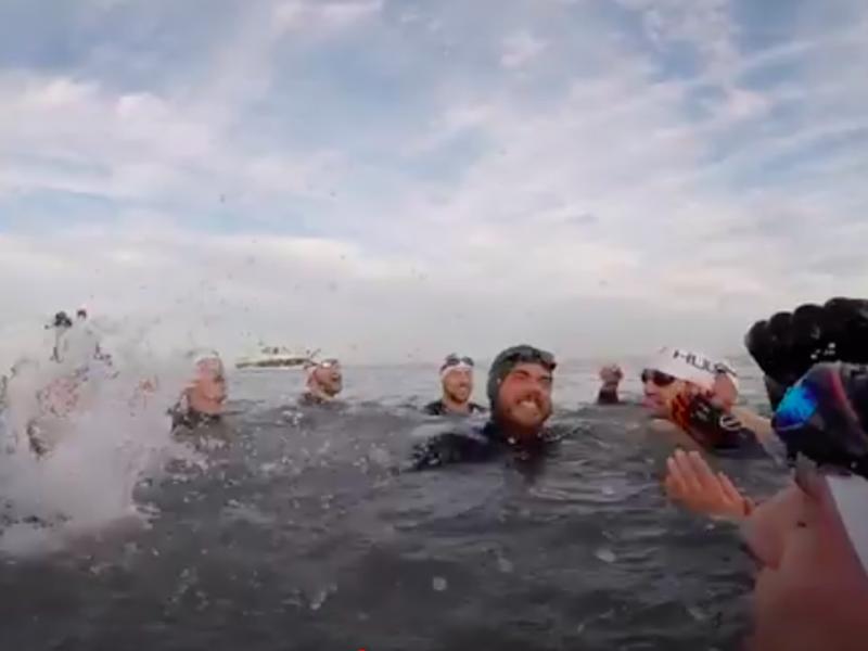 A nuoto intorno alla Gran Bretagna per 157 giorni di fila: c'è chi ce l'ha fatta