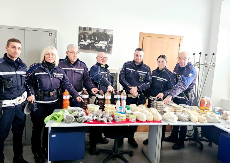 Vendita illegale di cibo, sequestrati 160 chili dalla Polizia locale davanti alla stazione