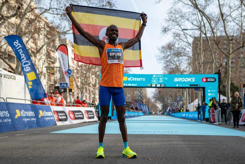 Kiplimo pulveriza el récord del mundo con una gesta memorable en la Media Maratón de Barcelona