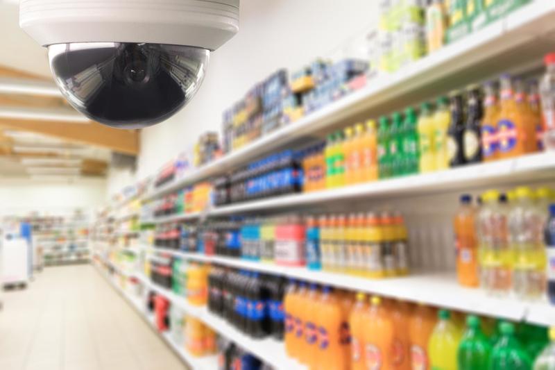 Addetto alla sicurezza ruba dalla cassaforte del supermercato: incastrato dalle telecamere