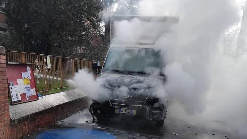 Furgone a fuoco davanti a una scuola: paura a Bologna