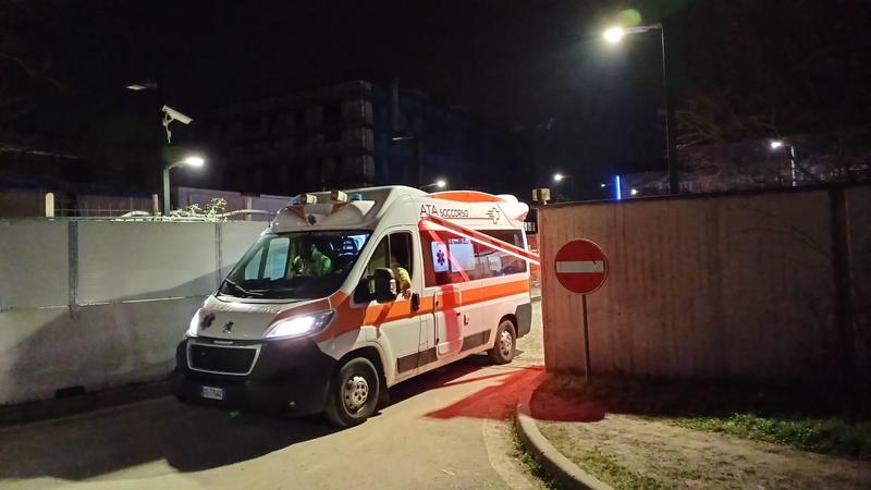 Sparatoria al campo rom, uno dei feriti portato a folle velocità all’Humanitas: danni e paura in ospedale