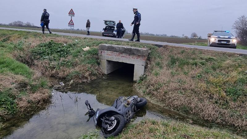 Esce di strada e vola nel fosso: motociclista di 19 anni lotta per la vita