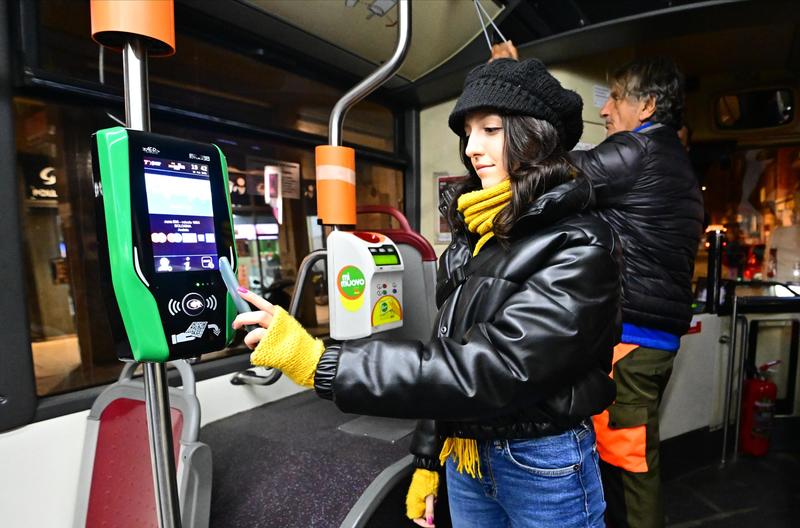 Bus più cari a Bologna, il sindaco promette agevolazioni per i lavoratori