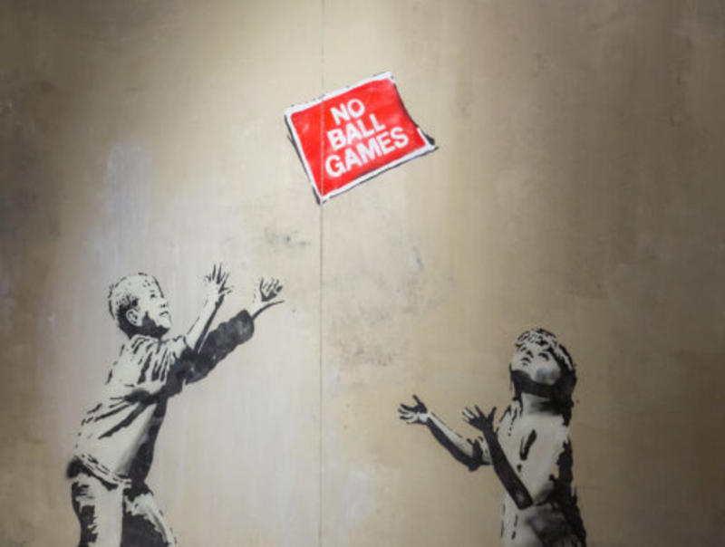 The World of Banksy celebra l’arte provocatoria e sociale dell’artista. L’evento a Varesina 204 nel cuore del Milano Certosa District