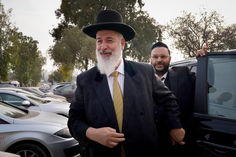 Police investigate former chief rabbi Metzger on suspicion he molested teenage boy