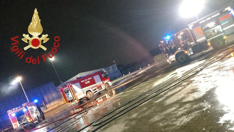 Turate, esplosione e incendio al supermercato D’Ambros. Fallisce l’assalto dei banditi