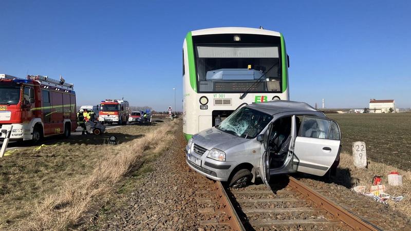 Zug erfasst bei Kölleda Auto: Fahrer wird eingeklemmt