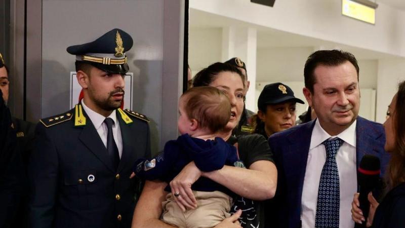 Ethan Ã¨ in Italia, festa al suo arrivo a Napoli La mamma: Â«Vogliamo solo tornare a casaÂ»