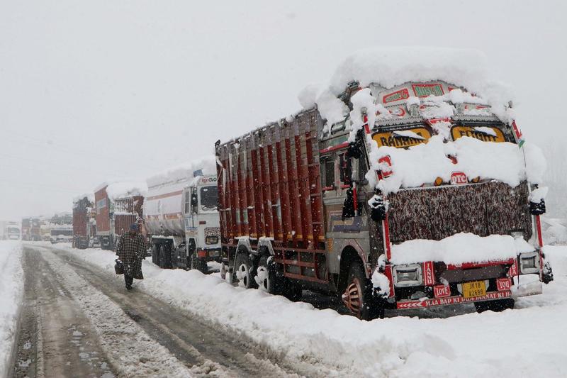 Fresh snowfall at Zojila Pass temporarily shuts Srinagar-Leh Highway