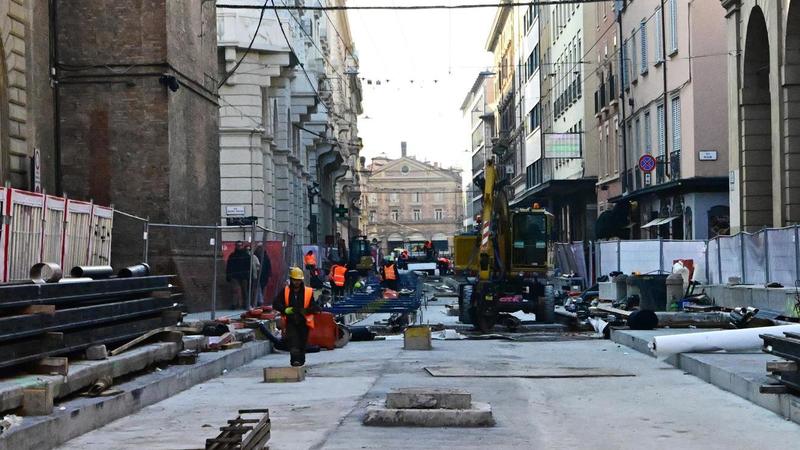 Tram in via Indipendenza, sos dei commercianti: “I cantieri ci rovinano”