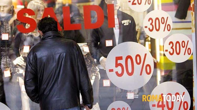 Monza, multe per migliaia di euro ai furbetti dei saldi: ritoccavano all’insù i prezzi prima delle svendite