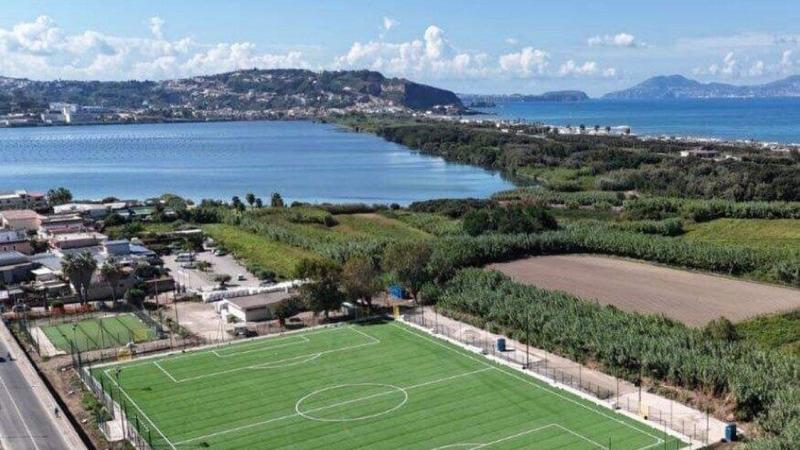 Bacoli inaugura un campoÂ di calcio meraviglioso. Il sindaco: Â«Noi qui restiamoÂ e per stare beneÂ»